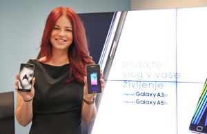 Slika 4_Hostesa s telefonoma Samsung Galaxy A3 in A5